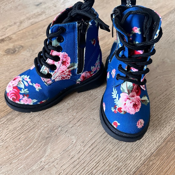 ***NEW*** toddler floral boots - Picture 1 of 3